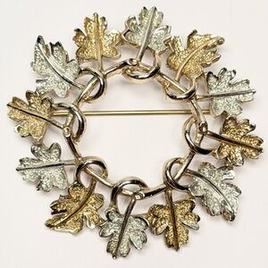 💕2/$30 Sarah Coventry Two-Tone Gold & Silver Leaf Wreath Brooch